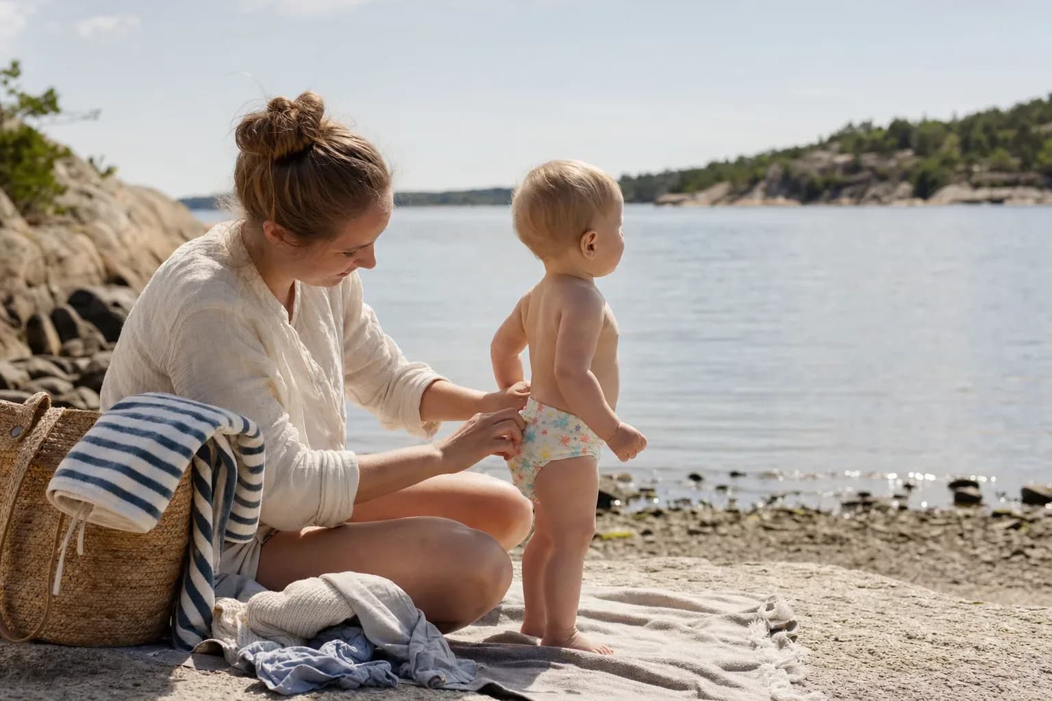 Realistisk familjebild för Badblöja för baby - jämför inför bad och semester