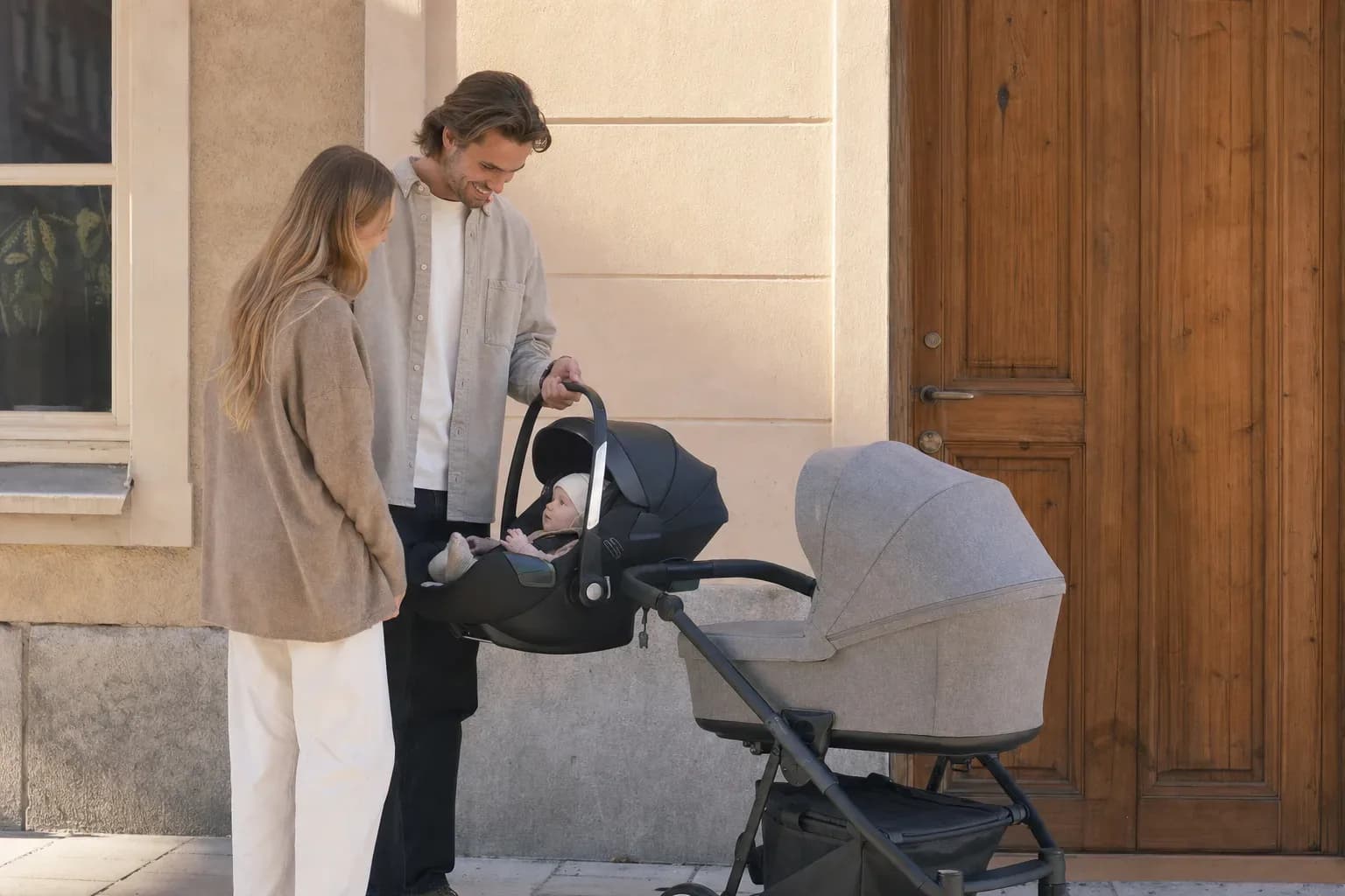 Realistisk familjebild för Barnvagn med babyskydd - jämför adapterlösningar