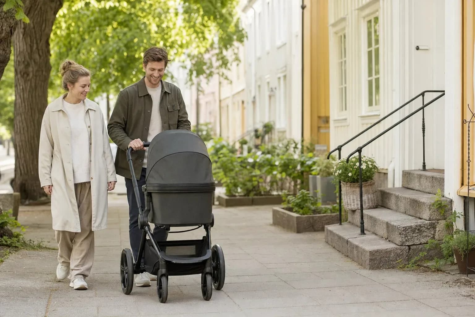 Realistisk familjebild för Duovagn för nyfödd - jämför vagnar och priser