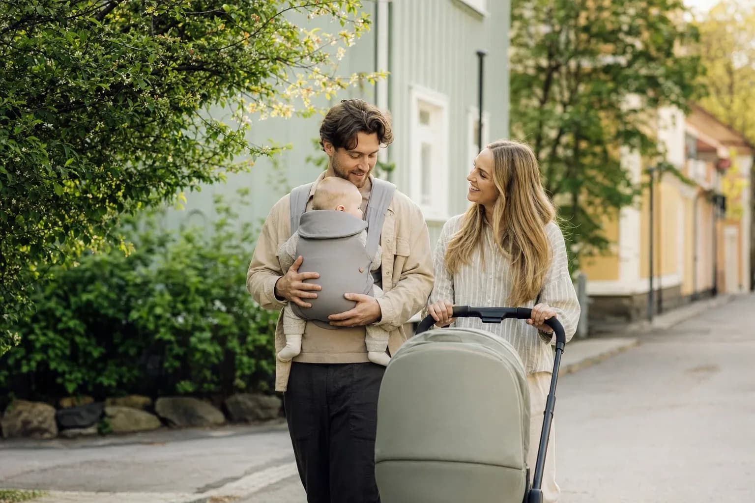 Realistisk familjebild för Ergonomisk bärsele - jämför vardagsmodeller
