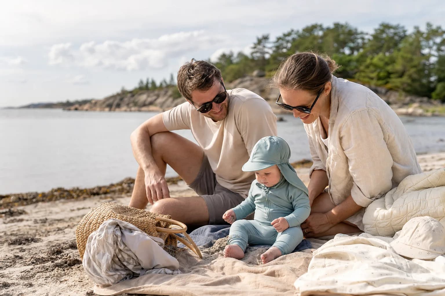 Realistisk familjebild för UV-dräkt för baby - jämför modeller inför sommaren