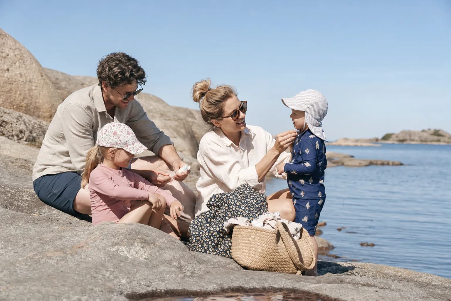 Realistisk familjebild för UV-kläder för barn - jämför skydd och storlekar