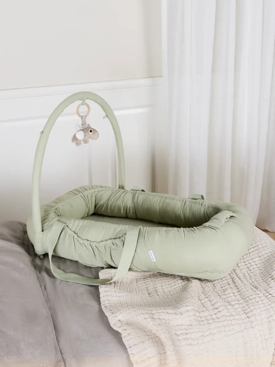 Alice &  Fox ALBA Babynest med Handtag, Green Muslin