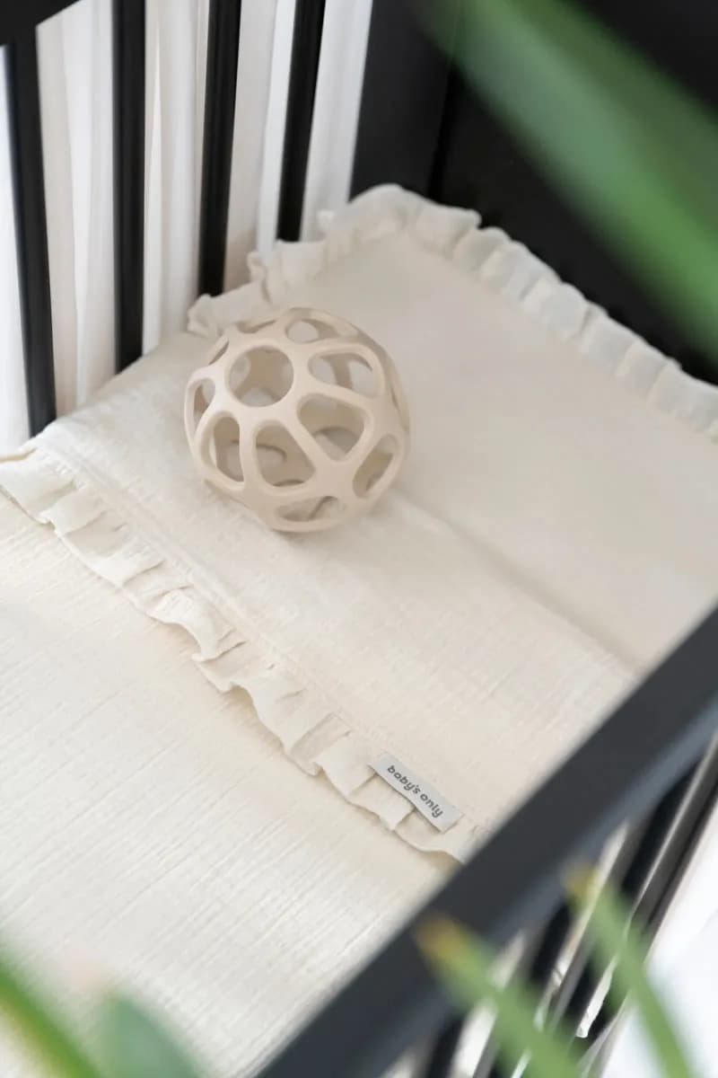 Baby's Only CALM Baby Crib Lakan med Volang 120x150, Warm Linen