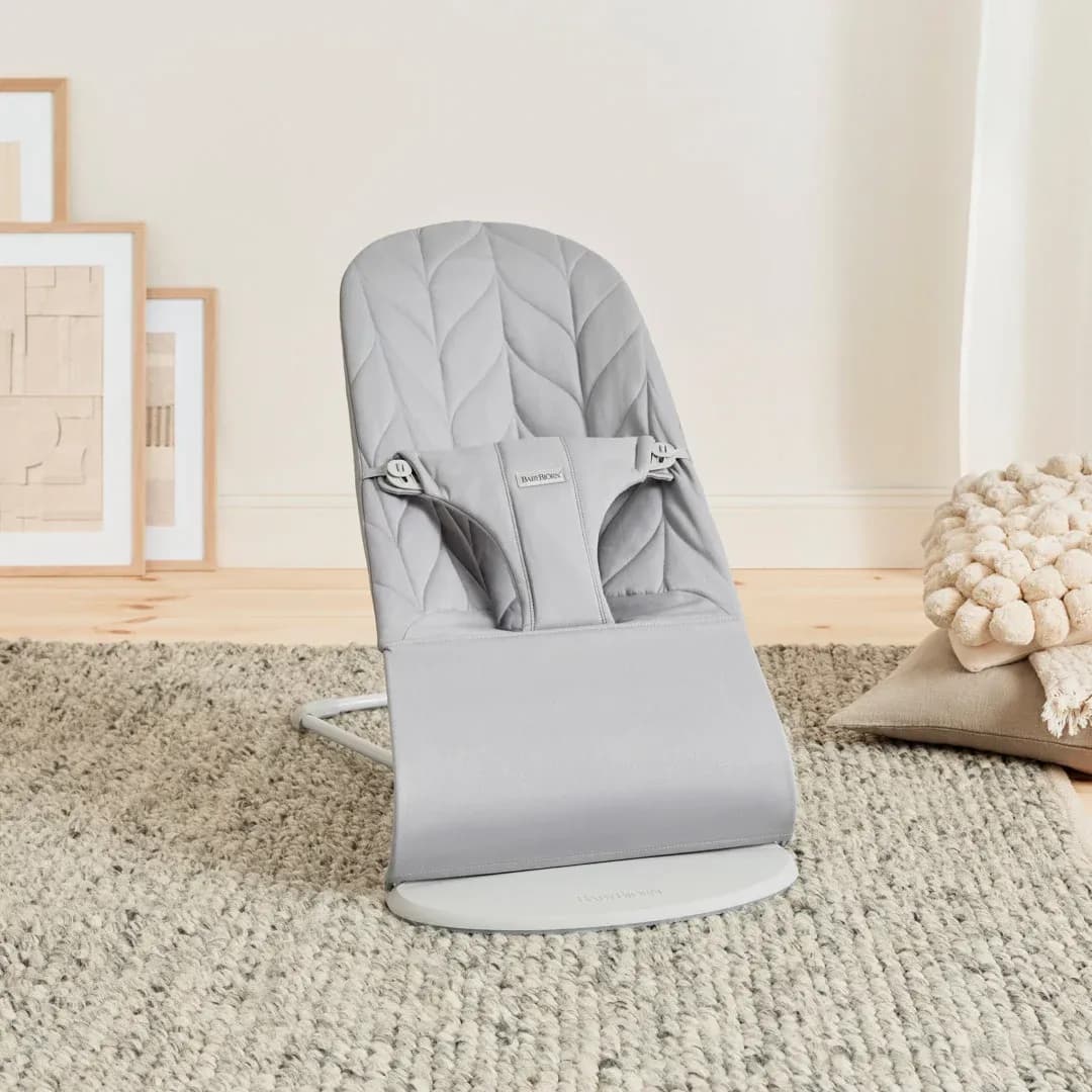 Babysitter Bliss Vävd Bladmönstrad Quilt - Ljusgrå