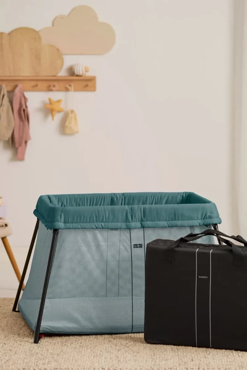 BabyBjörn Light Resesäng med Överdragslakan, Mörkgrön