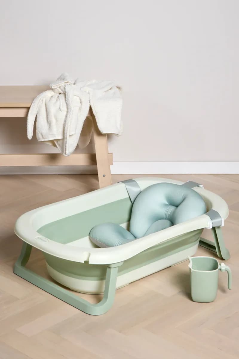 Beemoo CARE Assist Badbalja inkl. Badstöd &  Sköljkanna, Soft Green