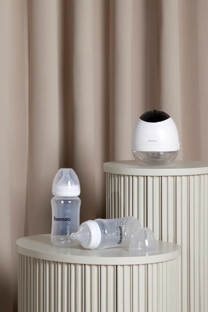 Beemoo CARE Wearable LED Elektrisk Bröstpump Inkl. Flaskor 240ml 2-pack
