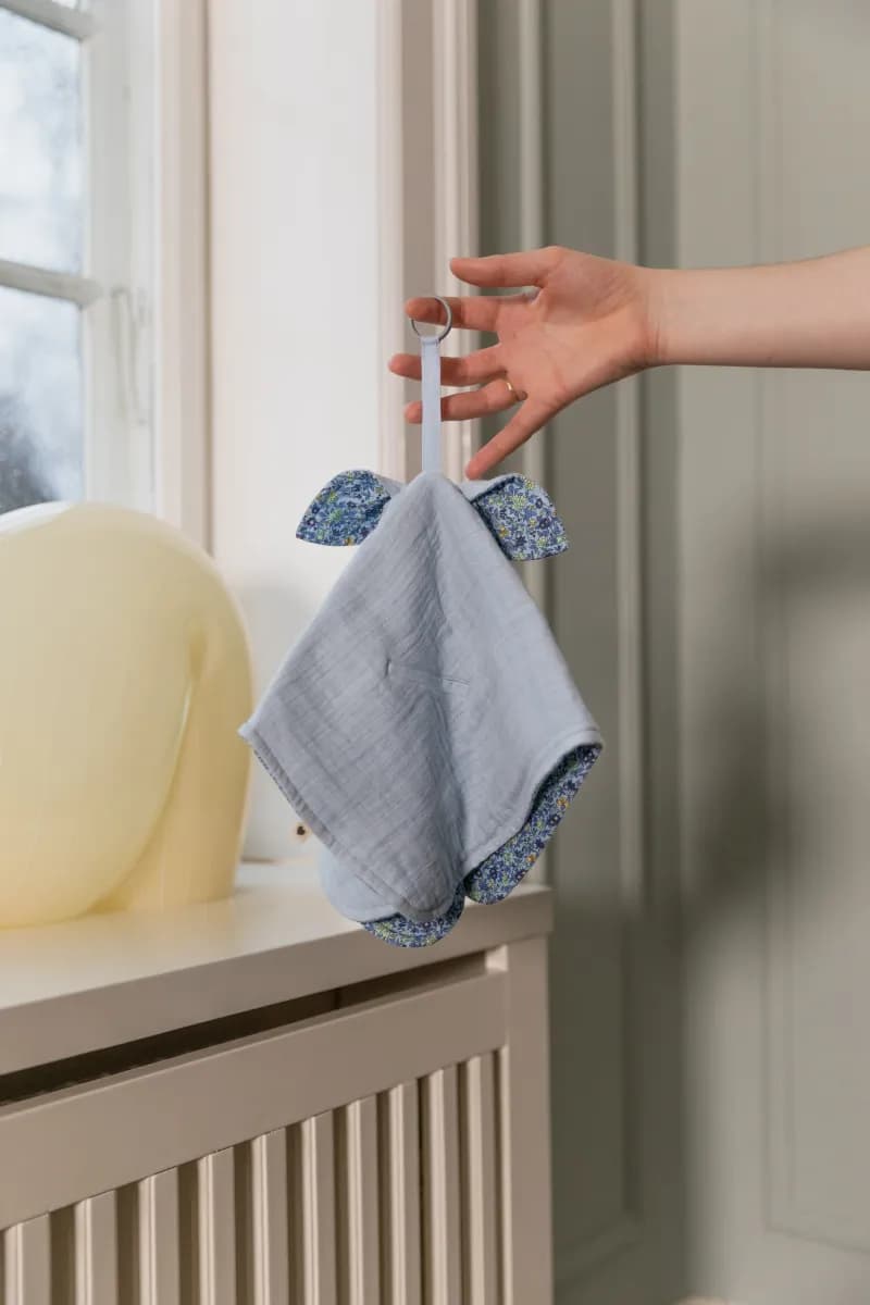 BIBS x Liberty Kangaroo Snuttefilt, Chamomile Lawn Baby Blue