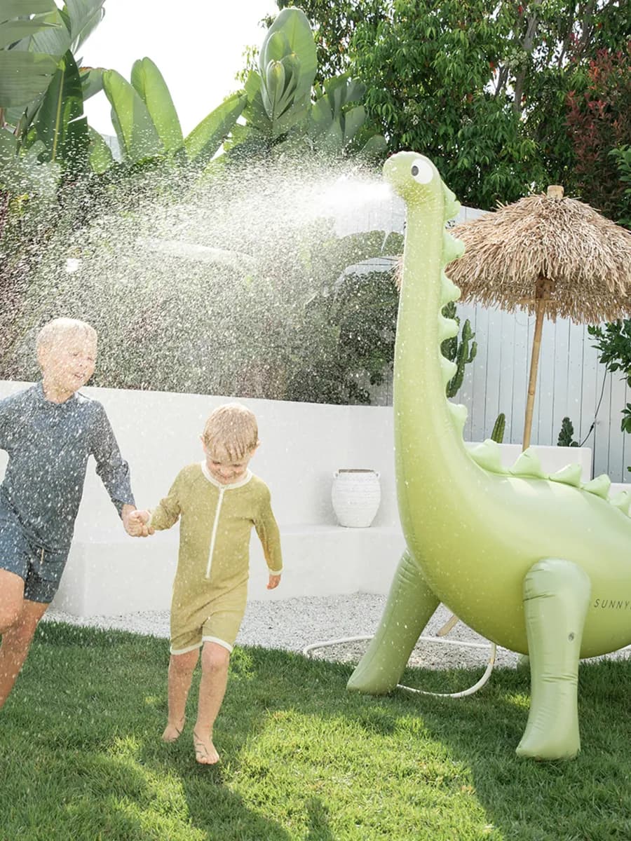 SUNNYLiFE Giant Dino  Uppblåsbar Sprinkler, Into the Wild Khaki