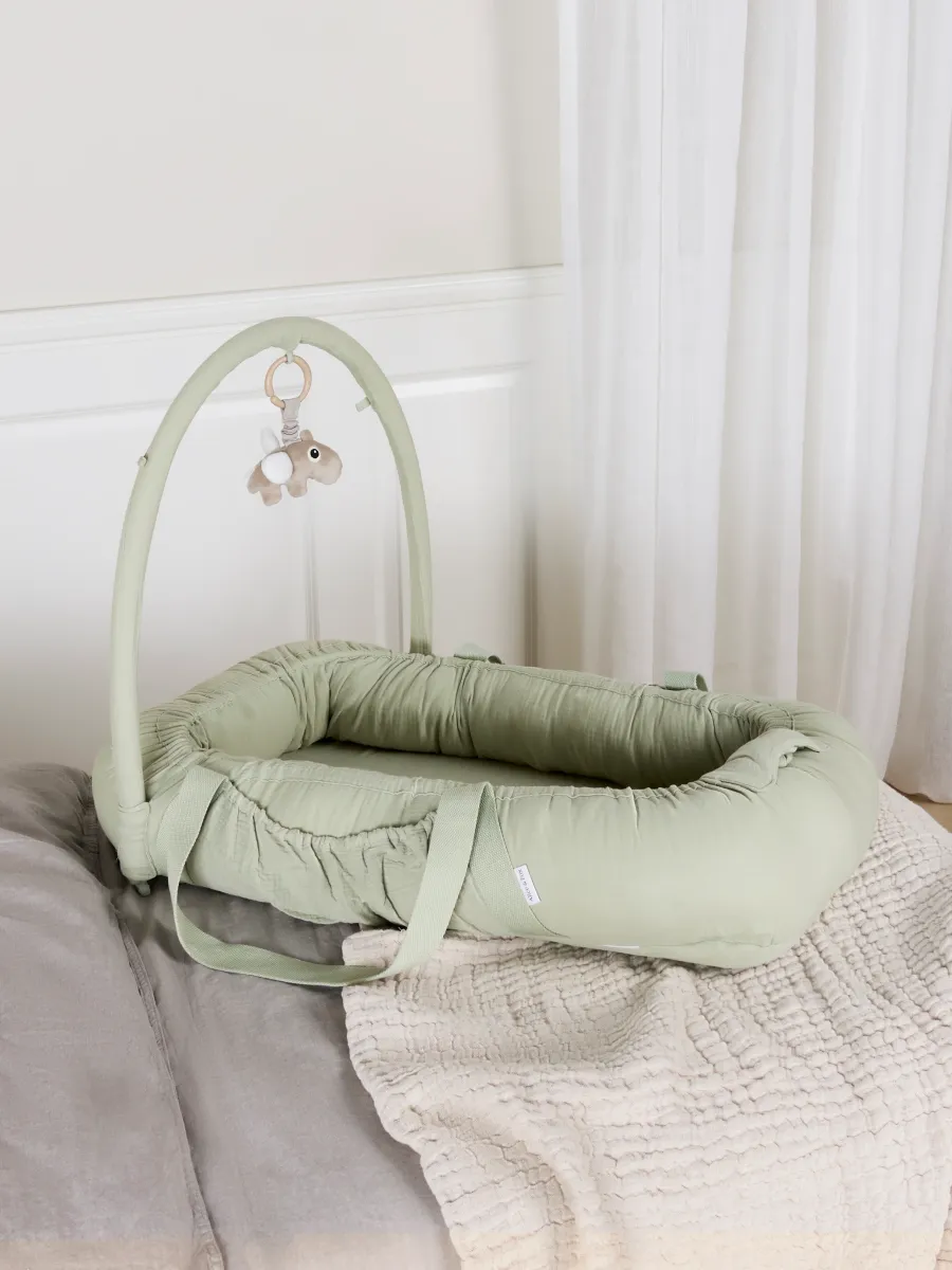Alice &  Fox ALBA Babynest med Handtag, Green Muslin