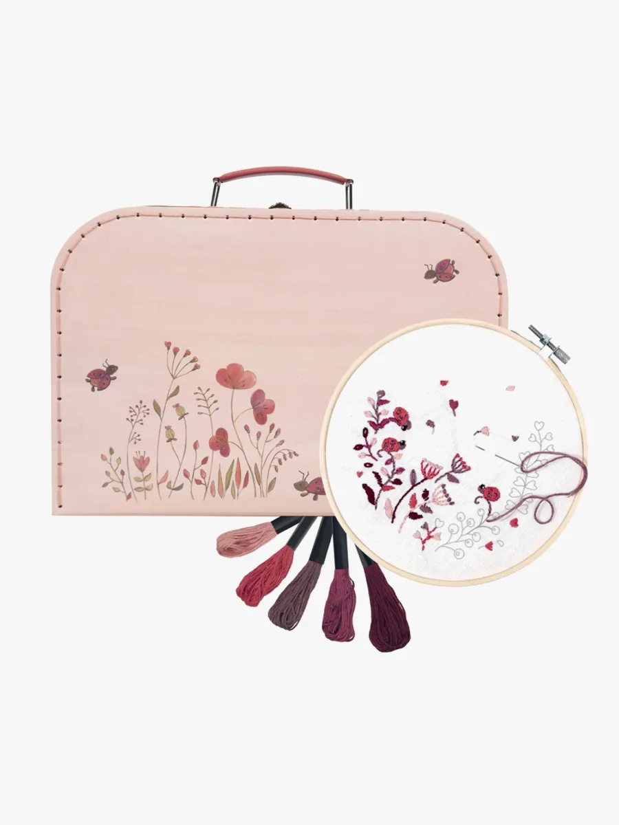 Egmont Toys Broderikit Nyckelpiga