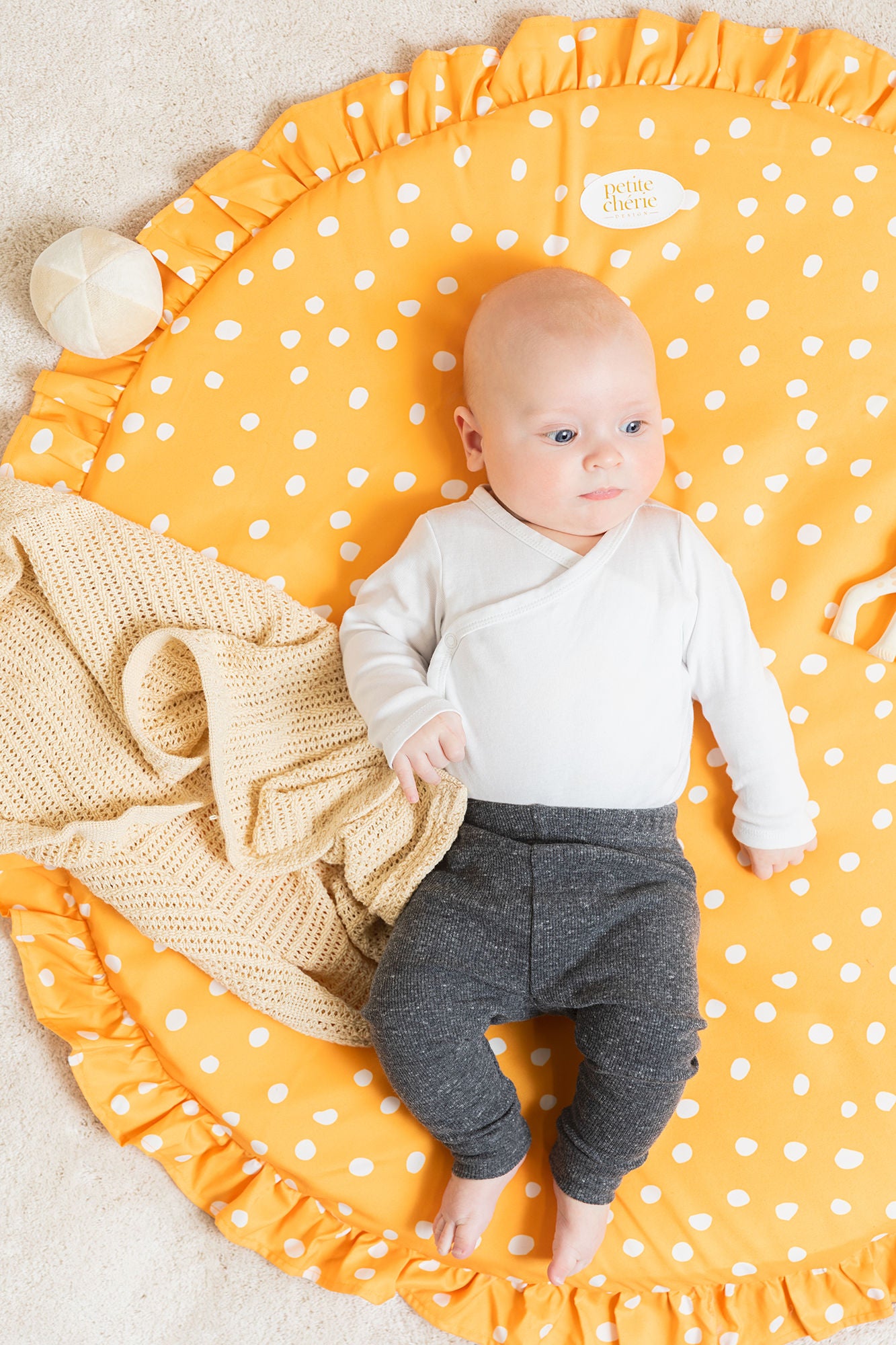 Petite Chérie Lekmatta Rund med Volang|Butterscotch